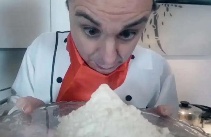 andrea dipre nel video pollo e cocaina  14