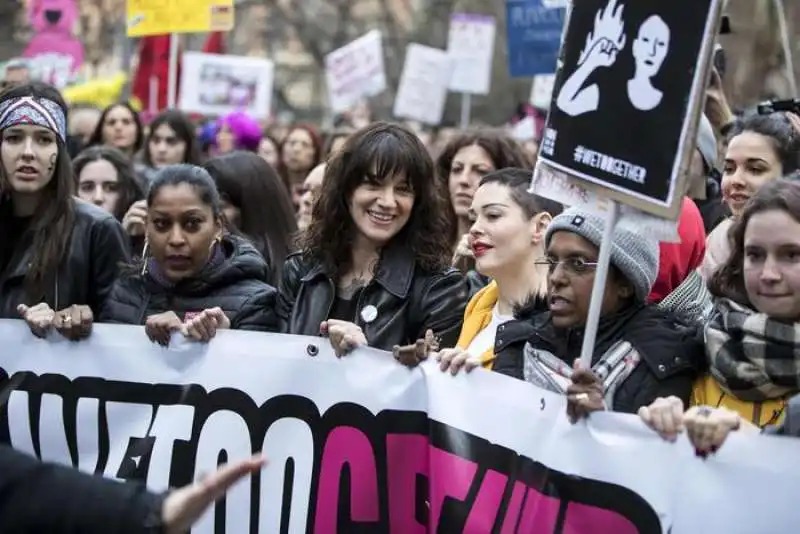 asia argento alla manifestazione wetoo  