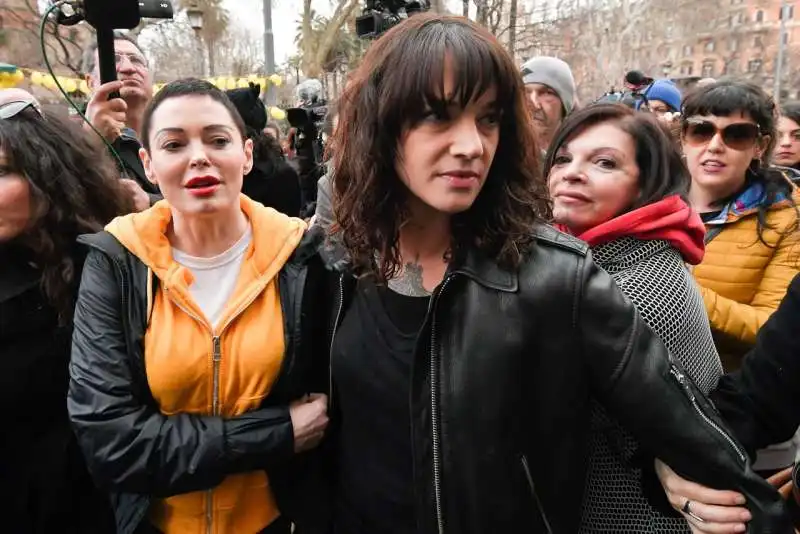 asia argento alla manifestazione wetoo 