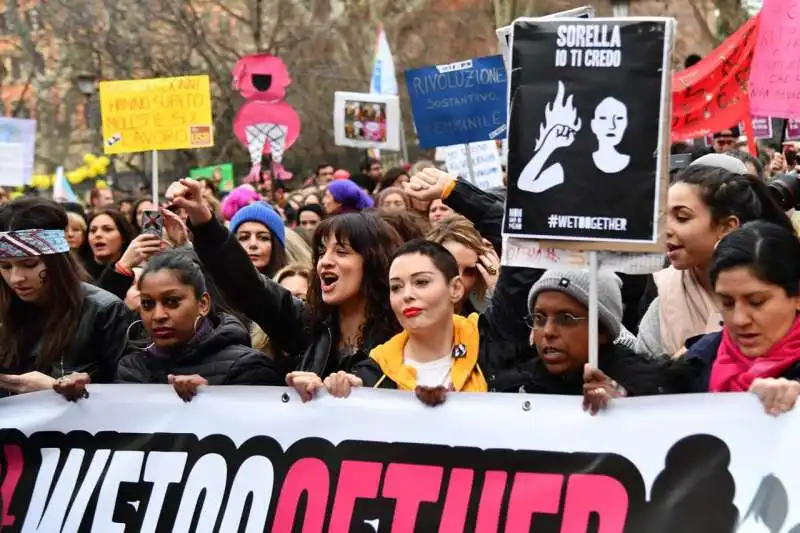 asia argento alla manifestazione wetoo