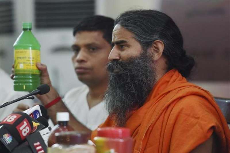 baba ramdev e uno dei suoi prodotti