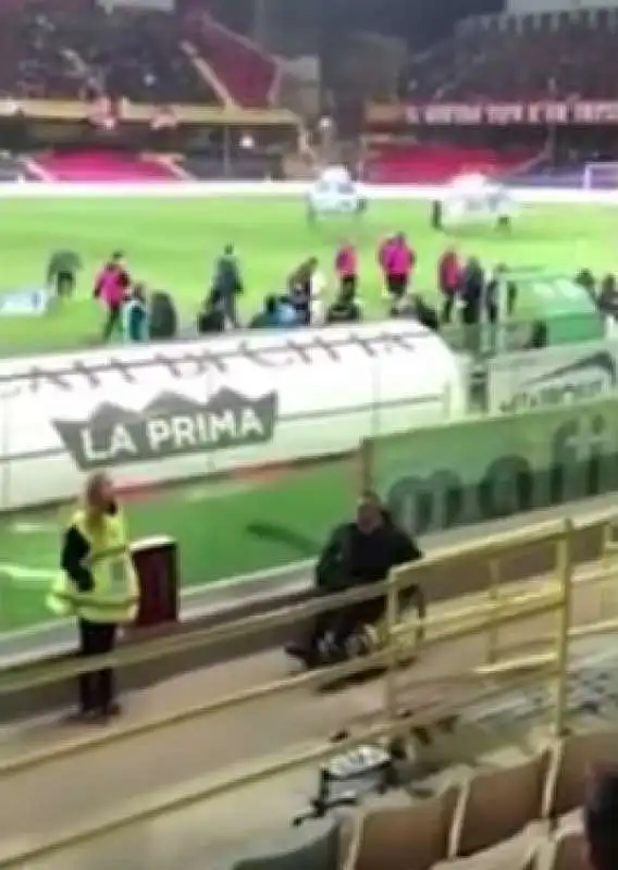 FOGGIA - UN UOMO ENTRA ALLO STADIO SULLA SEDIA A ROTELLE E POI SI ALZA