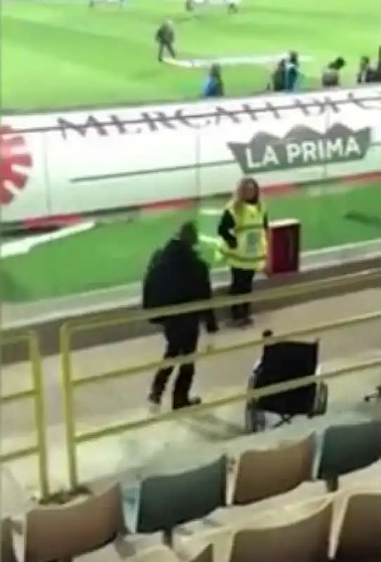 FOGGIA - UN UOMO ENTRA ALLO STADIO SULLA SEDIA A ROTELLE E POI SI ALZA