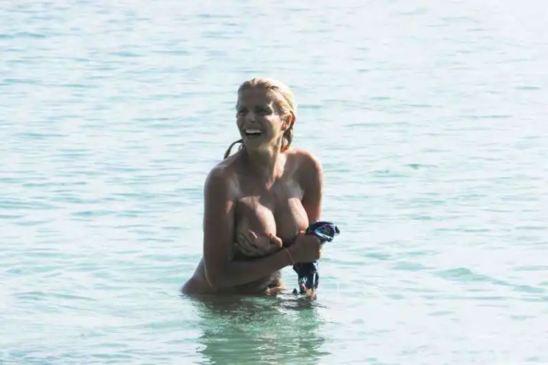 francesca cipriani nuda all isola dei famosi  1