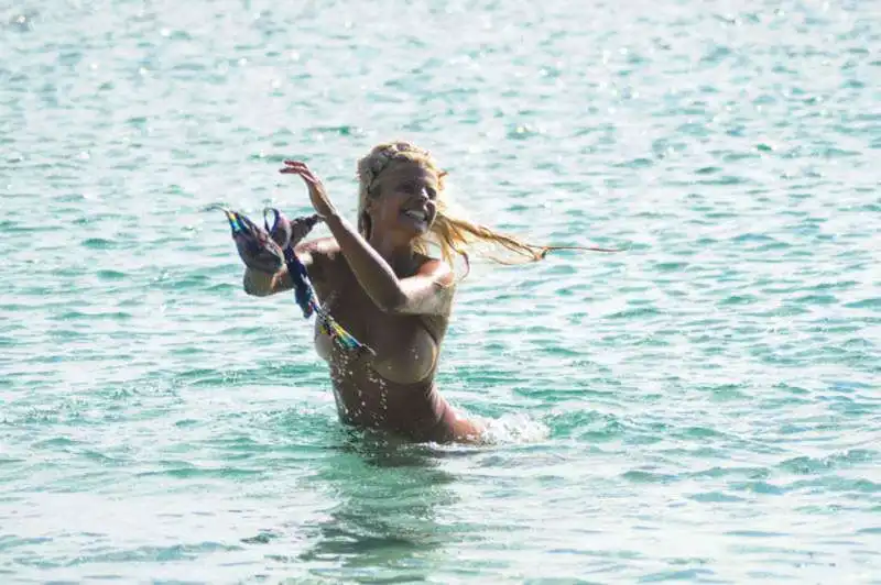 francesca cipriani nuda all isola dei famosi  3