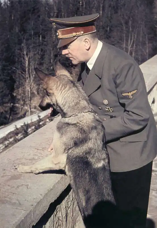 hitler e il suo cane al berghof