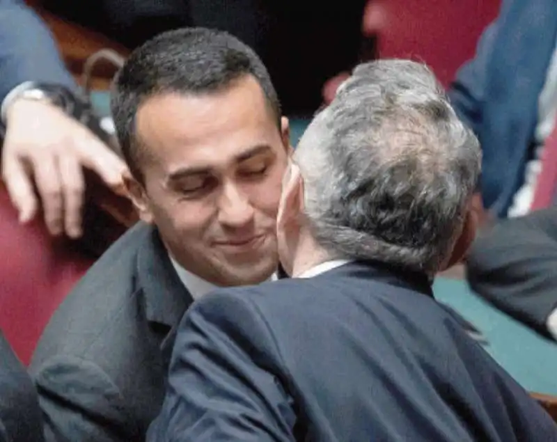 IL BACIO TRA LUIGI DI MAIO E EMILIO CARELLI