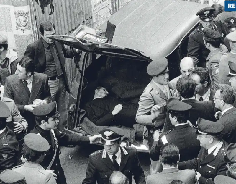 IL CADAVERE DI ALDO MORO NELLA RENAULT 4 ROSSA