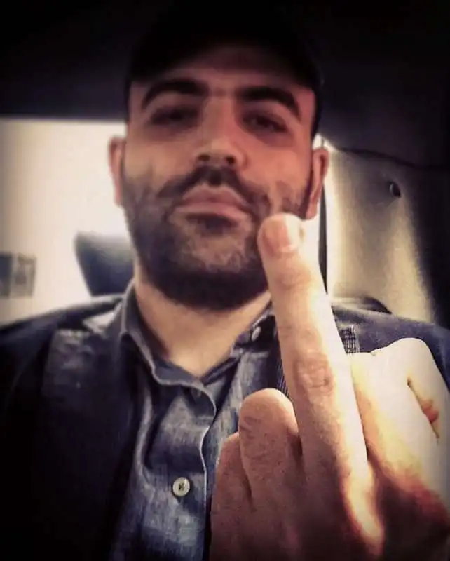 IL DITO MEDIO DI ROBERTO SAVIANO AGLI HATERS