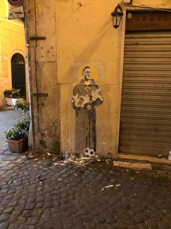 il murale di totti come san francesco