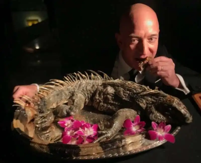 JEFF BEZOS MANGIA IGUANA