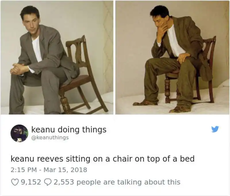 keanu reeves su una sedia sopra a un letto