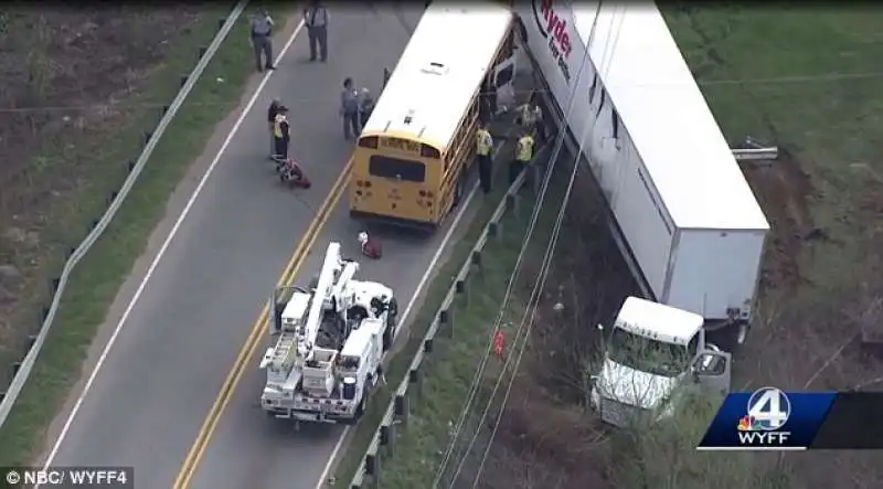 l incidente del camion con lo scuolabus 6