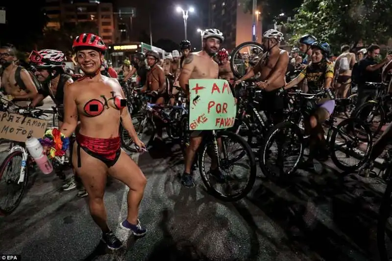 la protesta dei ciclisti a san paolo 12