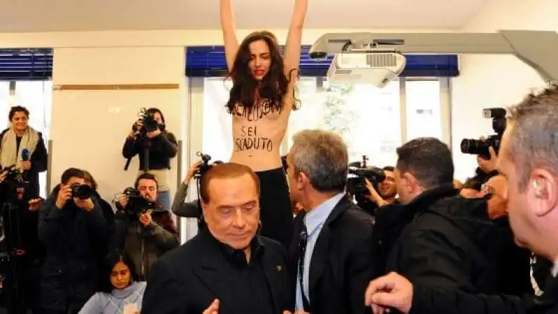 LE FEMEN ASSALTANO BERLUSCONI AL SEGGIO