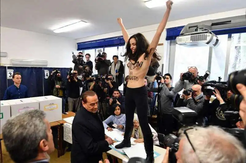 LE FEMEN ASSALTANO BERLUSCONI AL SEGGIO