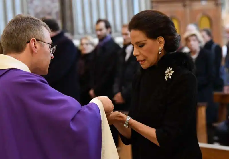 marisela federici riceve la comunione