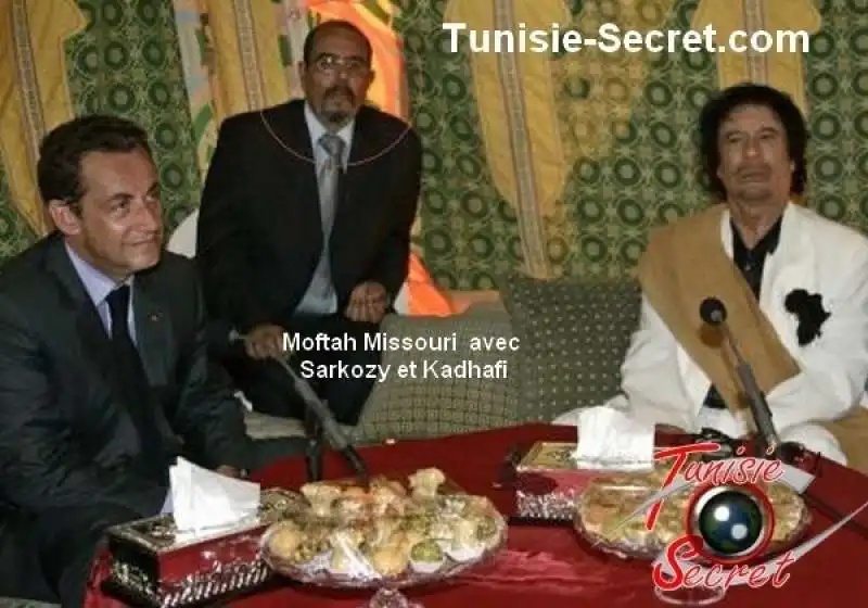 Moftah Missouri con Sarkozy e Gheddafi