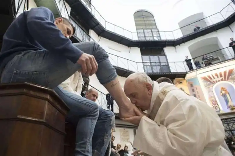 PAPA BERGOGLIO E LA LAVANDA DEI PIEDI NEL CARCERE DI REGINA COELI