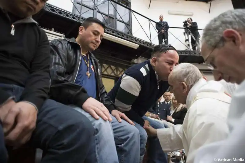 PAPA BERGOGLIO E LA LAVANDA DEI PIEDI NEL CARCERE DI REGINA COELI   