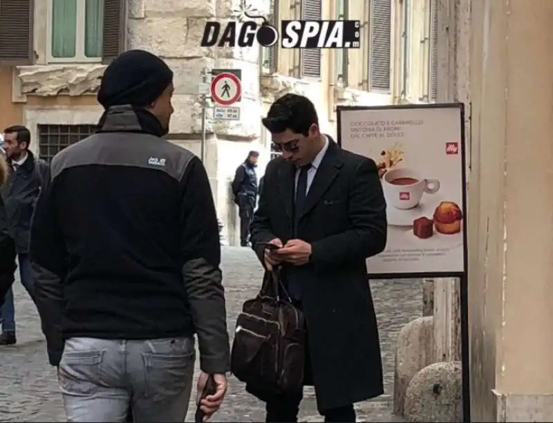 renzo bossi portaborse fuori montecitorio  5