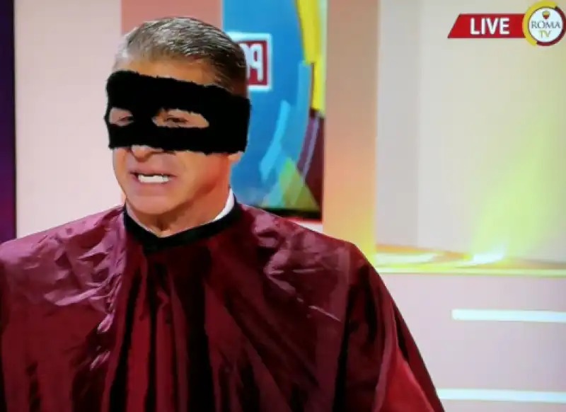 rizzitelli vestito da zorro