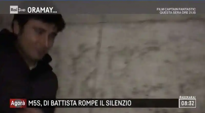 alessandro di battista intercettato dall'inviato di agora' 2