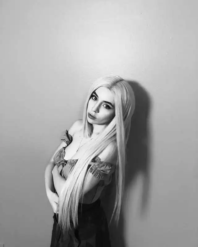 ava max 17