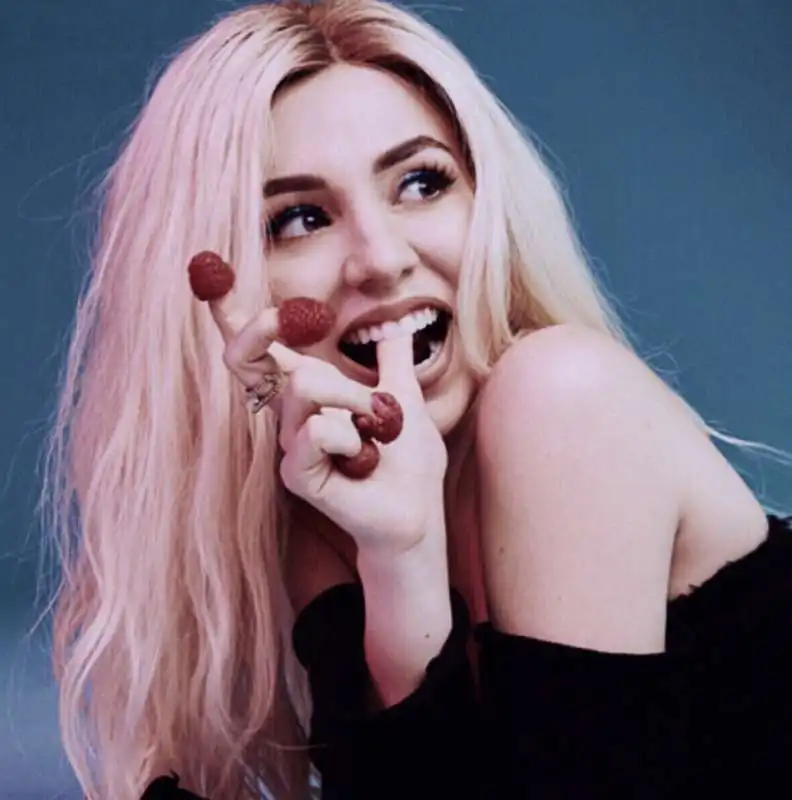 ava max 25