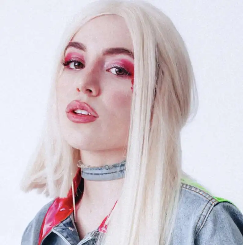 ava max 30