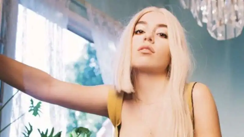 ava max 33