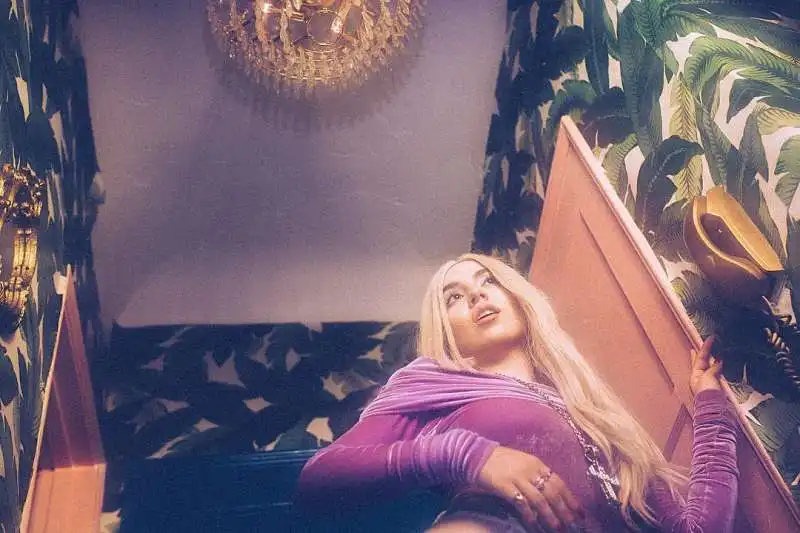 ava max 8