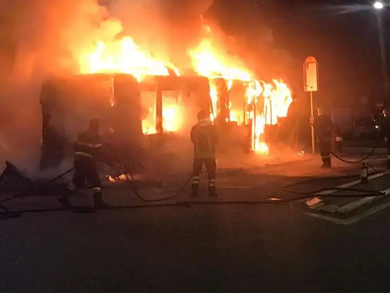 bus in fiamme 10