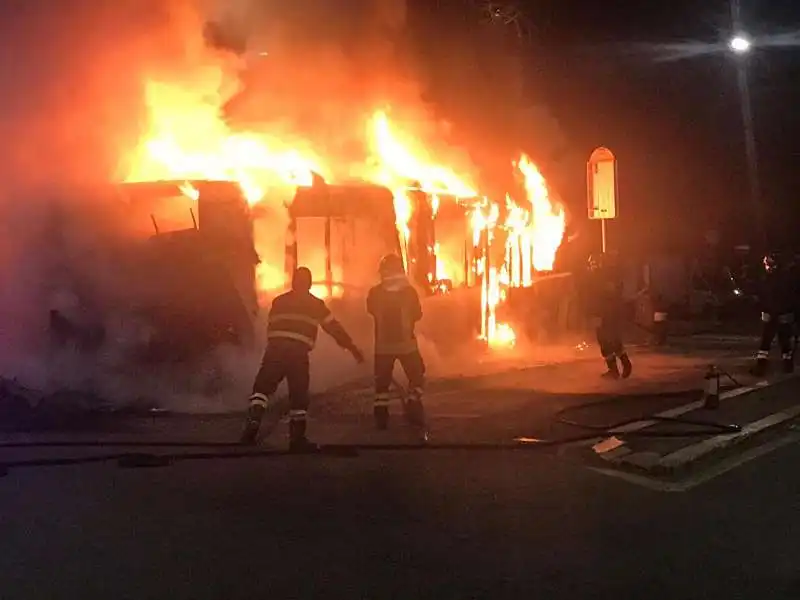 bus in fiamme 4