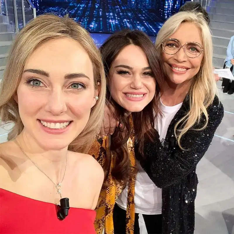 CRISTEL CARRISI CON LA SORELLA ROMINA E MARA VENIER