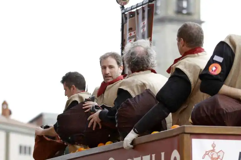 davide casaleggio partecipa alla battaglia delle arance del carnevale di ivrea 4