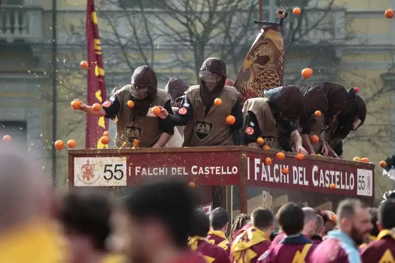 davide casaleggio partecipa alla battaglia delle arance del carnevale di ivrea 6