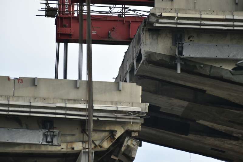 demolizione ponte morandi 4