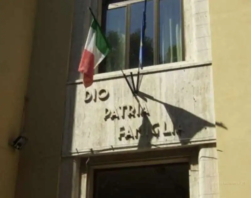 dio, patria, famiglia   slogan fascista 1