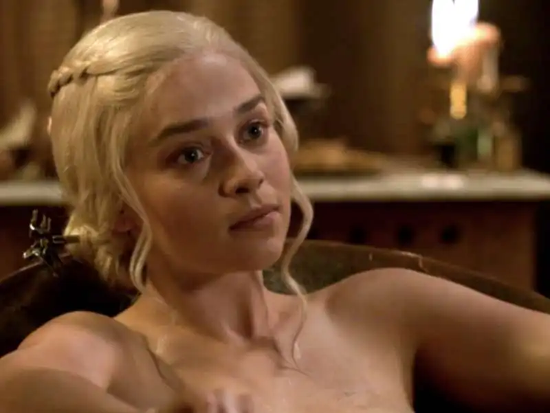 emilia clarke daenerys targaryen nuda ne il trono di spade 1