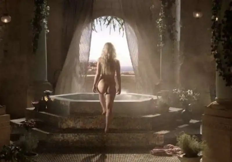 emilia clarke daenerys targaryen nuda ne il trono di spade 5