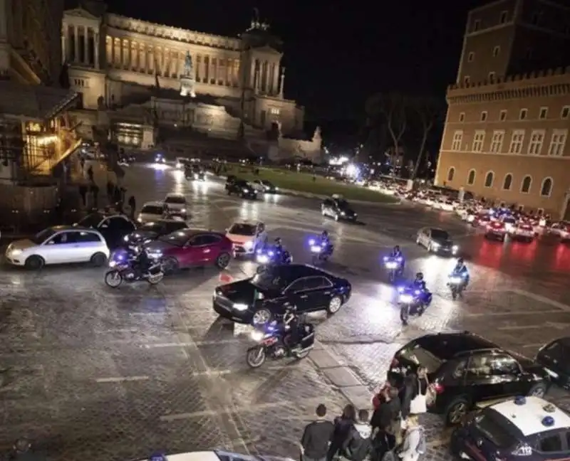 il corteo di xi jinping attraversa piazza venezia