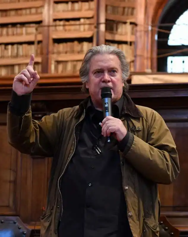 intervento di steve bannon