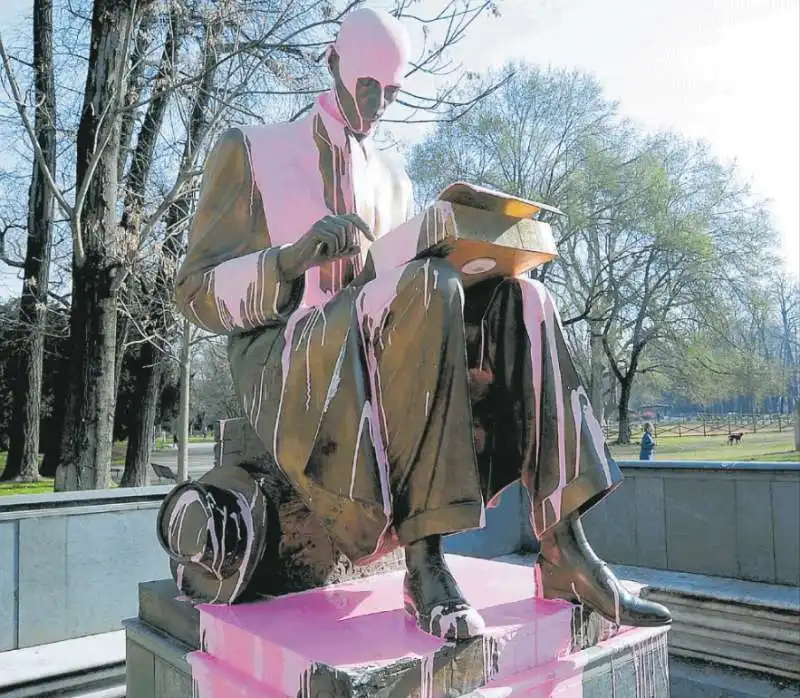 LA STATUA DI INDRO MONTANELLI IMBRATTATA DI VERNICE DALLE FEMMINISTE