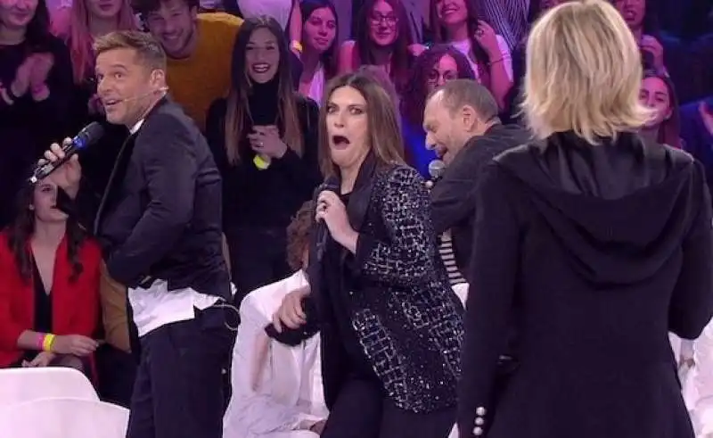 laura pausini tocca il culo di ricky martin