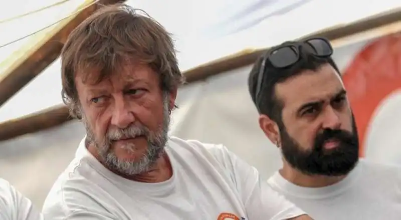 luca casarini capo missione della nave jonio