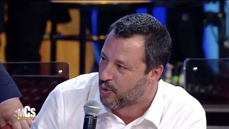 matteo salvini canta battisti al maurizio costanzo show 2