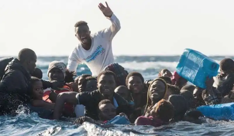 migranti in mare