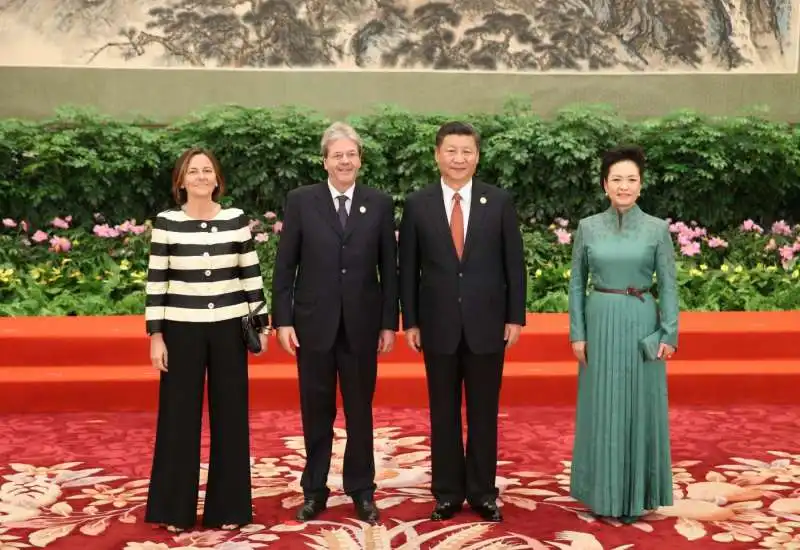 paolo gentiloni con xi jinping al forum per la via della seta