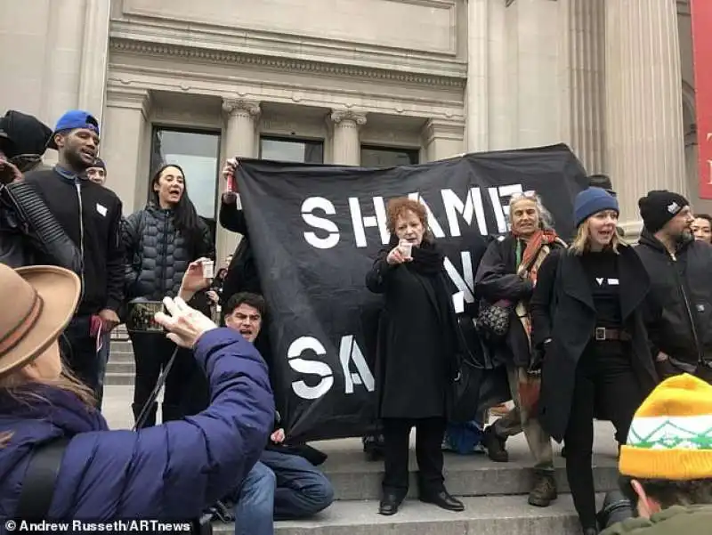 protesta contro l'ala sackler del met a new york